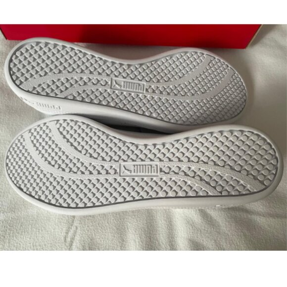 Puma Smash Women's Performance Sneakers - White & Silver -- New with Box - Picture 6 of 6